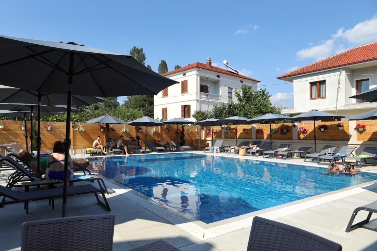 Bujtina Siar Hotel โปกราเดซ ภายนอก รูปภาพ