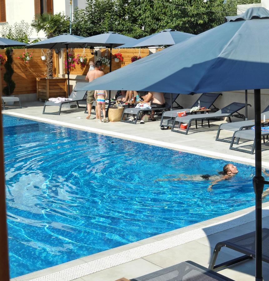 Bujtina Siar Hotel โปกราเดซ ภายนอก รูปภาพ
