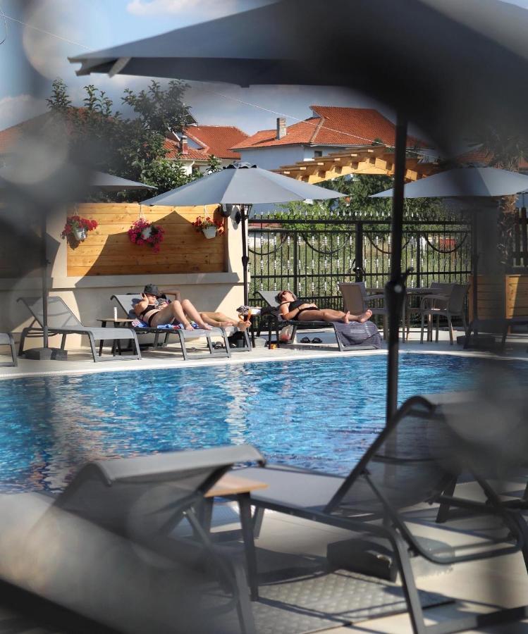 Bujtina Siar Hotel โปกราเดซ ภายนอก รูปภาพ