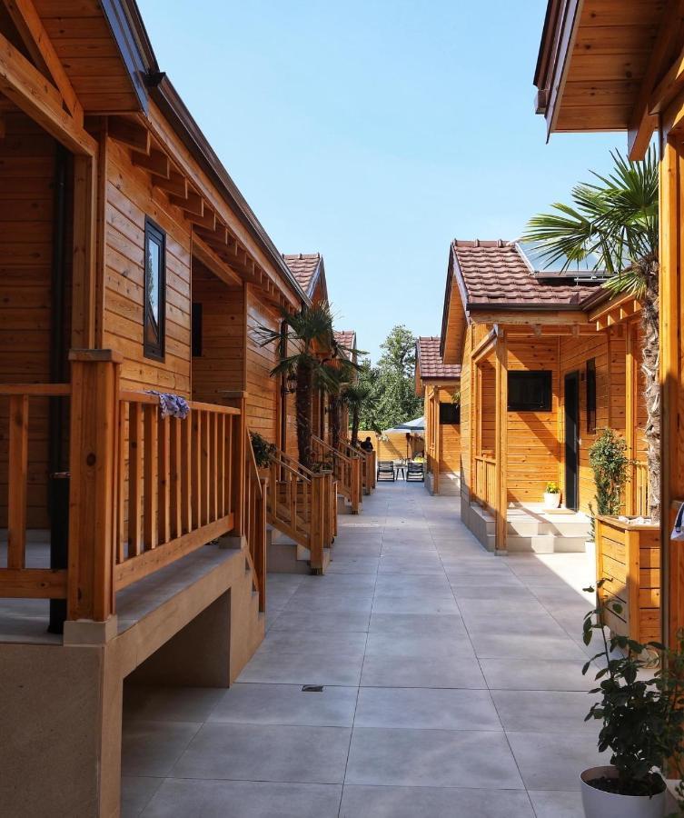 Bujtina Siar Hotel โปกราเดซ ภายนอก รูปภาพ