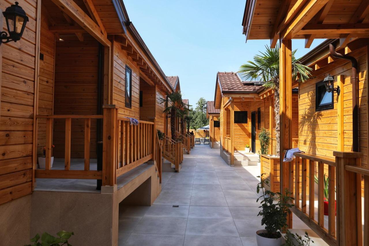 Bujtina Siar Hotel โปกราเดซ ภายนอก รูปภาพ